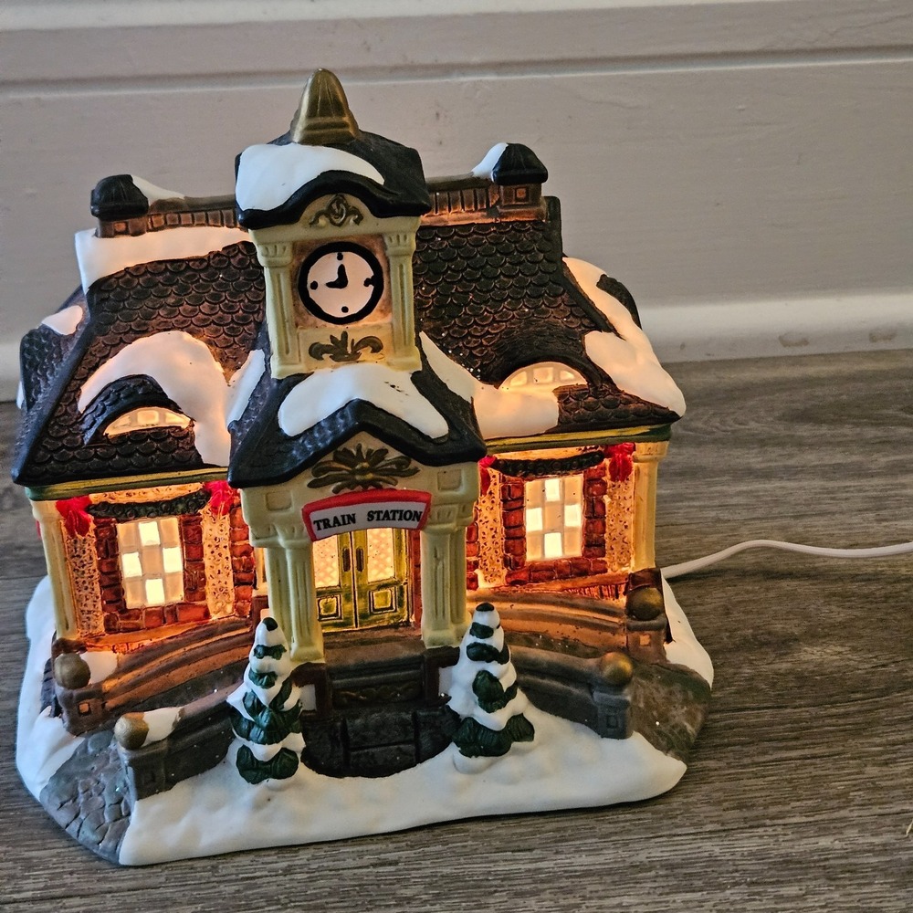 Grandeur‎ Noel Victorian Village 1999 Christmas Lighted Train Station